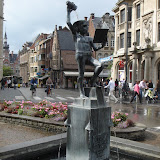 Bu amca altında yazdığına göre 550 yıl yaşamış. Mükemmel Fransızcamla çözdüm olayı :)