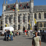 Brugge'de meydanların birindeyiz.