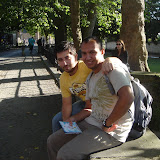 Japon'un birine fotoğraf çektirelim dedik. Sağolsun arkamızdaki güzel manzarayı almadı :)