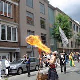 Kortejde farklı farklı insanlar, garip şeyler vardı. Abimiz de sokak göstericilerinden biri.
